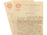 deux vieux papiers, sur lesquels sont apposés des timbres, posés l'un sur l'autre