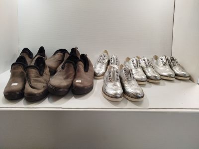 Lot de 8 - Chaussures slippers marron et derbies argentées à…