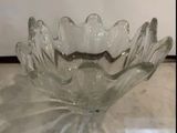 un bol en verre posé sur une table