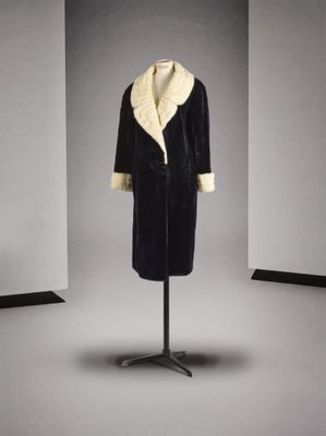 une photo d'un manteau noir et blanc sur un mannequin