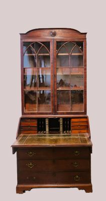 un bureau en bois avec une façade en verre et des tiroirs