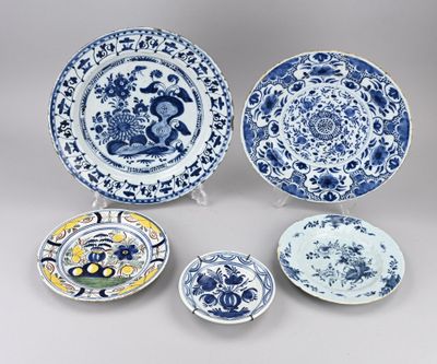 quatre assiettes bleues et blanches ornées de motifs
