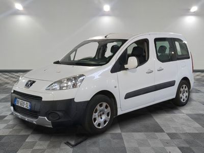 la photo d'une petite camionnette blanche garée dans un garage