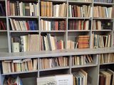 les nombreux livres qui se trouvent sur les étagères de la bibliothèque