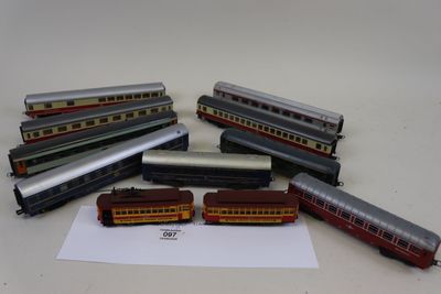 Plusieurs petits trains sont alignés sur une feuille de papier