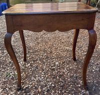 10737-131 / X / Petite table cabaret en noyer ouvrant par un… (photo 5)