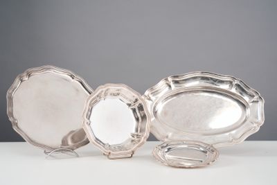 trois assiettes plaquées argent posées sur une table blanche, sur fond gris