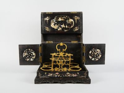 une boîte noire et dorée contenant plusieurs bagues
