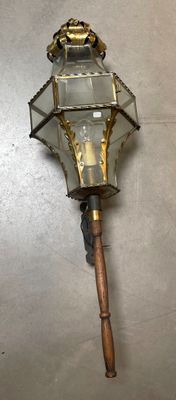 une lampe accrochée au mur