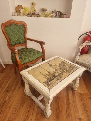 deux chaises et une table dans le coin d'une pièce