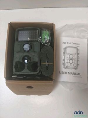 une boîte avec un appareil photo à l'intérieur sur une table