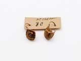 Gros plan sur une paire de boucles d'oreilles avec une étiquette de prix