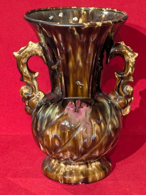 un vase posé sur une surface rouge