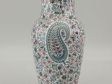 une photo d'un vase orné d'un motif paisley