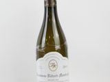 la bouteille de vin blanc est posée sur la table