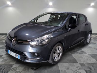 la voiture grise est garée sur un sol en damier dans le garage