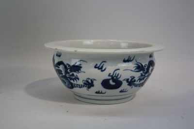 un bol bleu et blanc orné d'un dragon