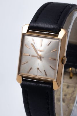 a watch that is sitting on a black leather strap