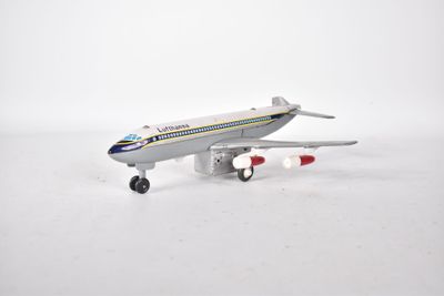 un avion jouet posé sur une surface blanche