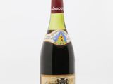 une bouteille de vin à côté d'un verre de vin