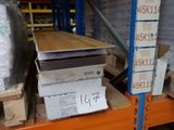 une pile de cartons sur une étagère dans un entrepôt