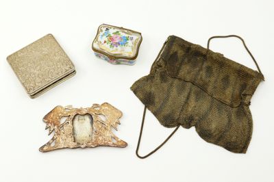 un sac, un sac à main et d'autres objets posés sur une table