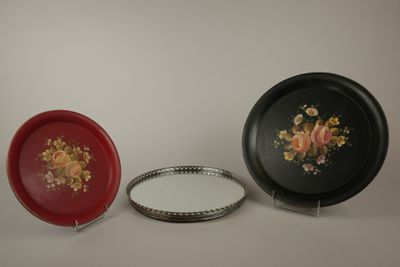 trois assiettes posées les unes à côté des autres sur une table