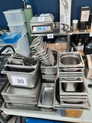 de nombreuses casseroles et poêles posées sur une table