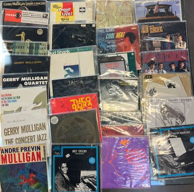 beaucoup de cd de musique et de cd sur la table