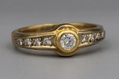 une image représentant une bague en or sertie d'un diamant