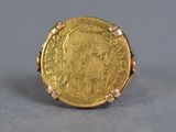 une image représentant une bague en forme de pièce d'or sur laquelle figure le visage d'une femme