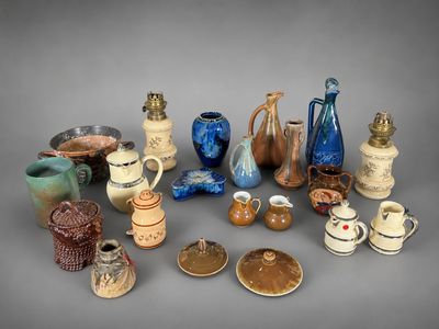 de nombreux types de vases différents posés sur la table