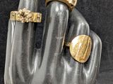 une main sur laquelle est passée une bague portant un numéro