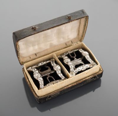 Paire de boucle de chaussures en métal et strass. (un strass…