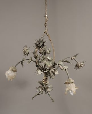 une fleur suspendue au plafond d'une pièce