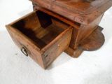 une petite boîte en bois avec un tiroir à l'intérieur