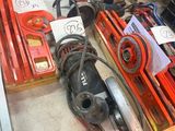 un grand nombre d'outils posés sur une table