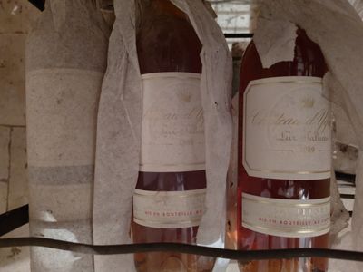 deux bouteilles de vin posées sur une étagère