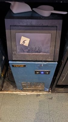une petite machine bleue surmontée d'un chapeau blanc