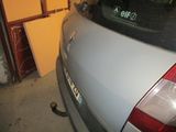 un chat allongé par terre à côté d'une voiture
