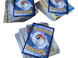 trois cartes pokemon sont empilées les unes sur les autres sur un fond blanc