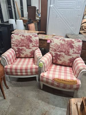 une paire de chaises à carreaux rouges et blancs dans une pièce où se trouvent d'autres meubles
