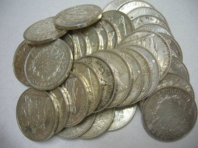 une pile de pièces d'argent sur une table