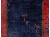 un tapis bleu et rouge à motifs floraux