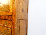 un meuble en bois surmonté d'une horloge
