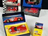 trois jouets emballés, dont une voiture de course rouge et une voiture de course rouge