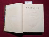 un livre ouvert posé sur une table recouverte d'un tissu rouge