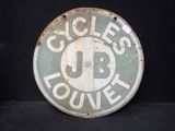 un vieux panneau circulaire sur lequel on peut lire, sur le côté, « cycles lounge »