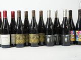 plusieurs bouteilles de vin alignées sur une table
