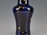 une image représentant un vase bleu orné de motifs dorés
